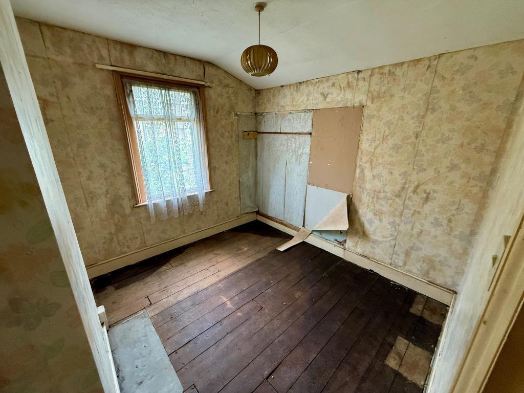 Lot: 35 - THREE-BEDROOM TERRACE HOUSE FOR REFURBISHMENT - Bedroom two